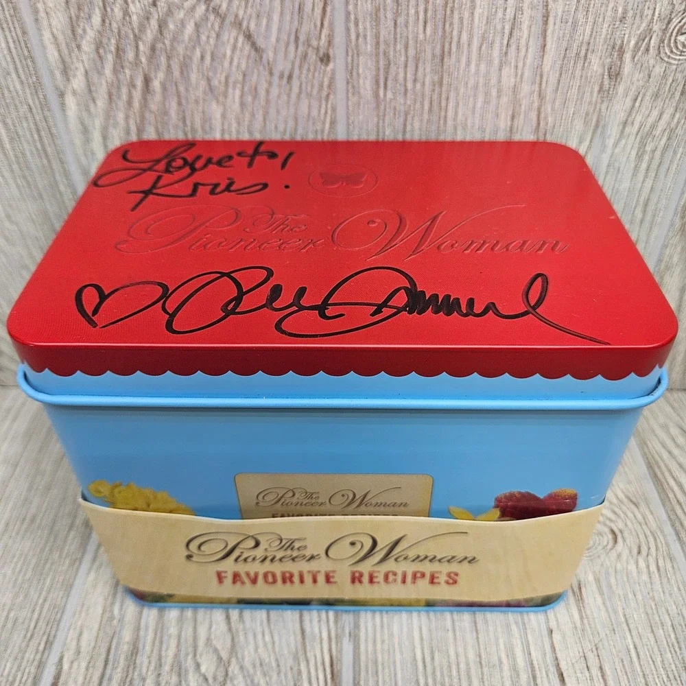 The Pioneer‎ Woman Favorite Recipes Tin Signed Ree Drummond Red Blue Floral 2018